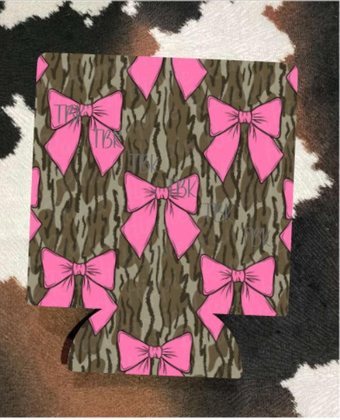 CAMO AND BOWS KOOZIE